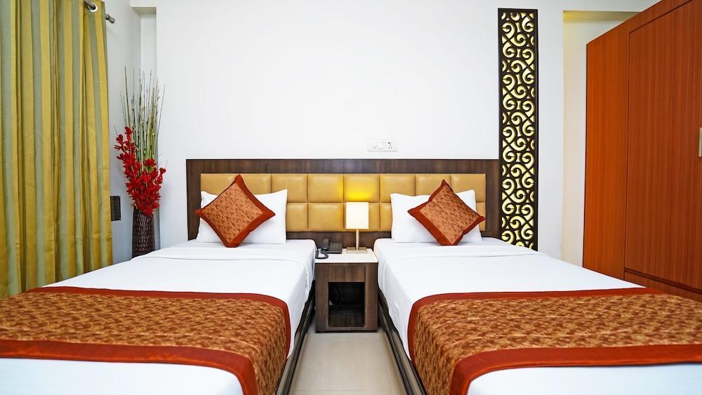 Hotel Pooja Palace Ню Делхи Екстериор снимка