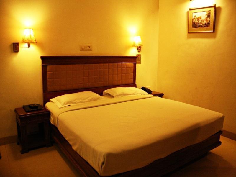 Hotel Pooja Palace Ню Делхи Екстериор снимка