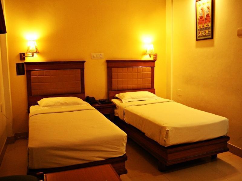 Hotel Pooja Palace Ню Делхи Екстериор снимка