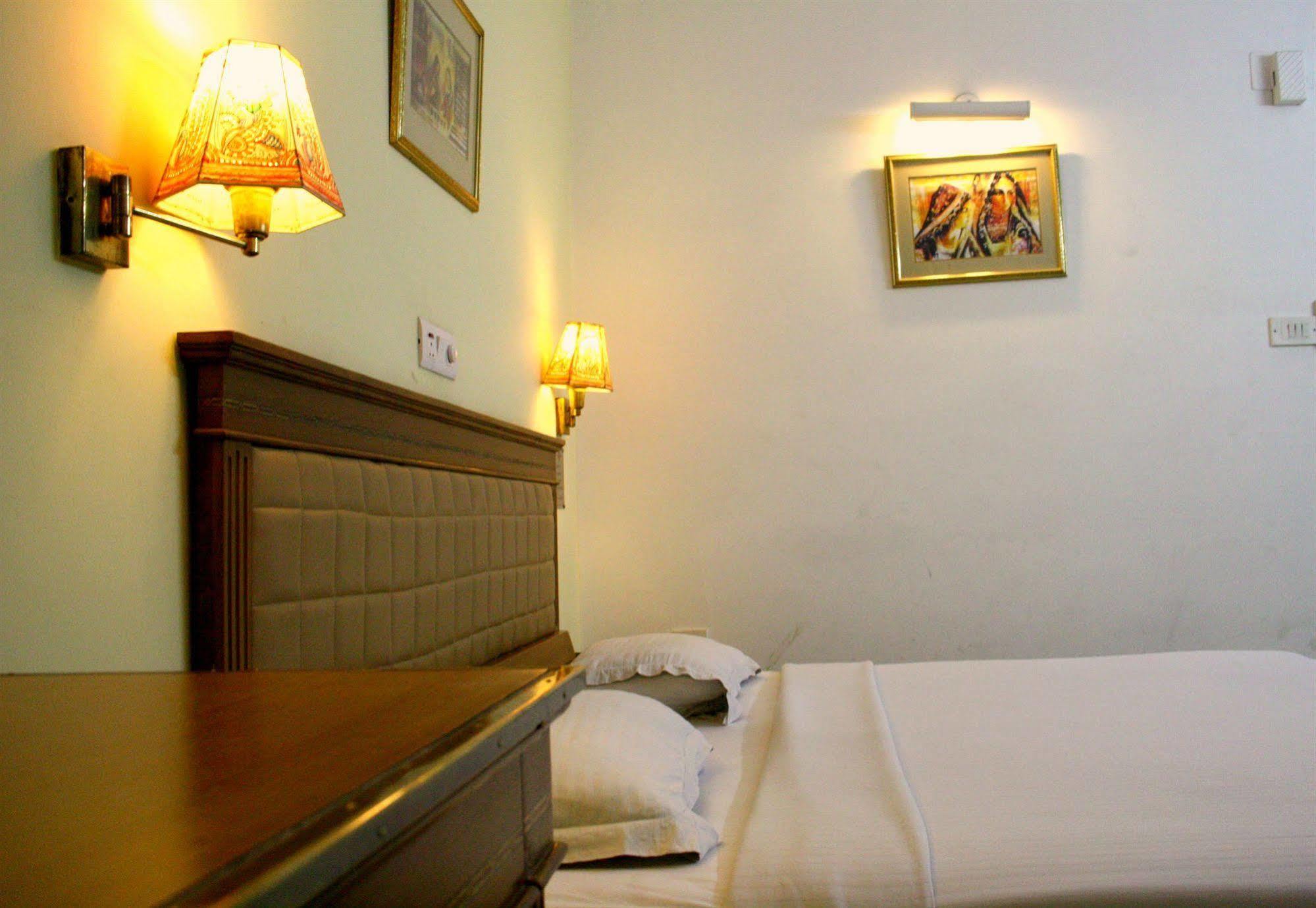 Hotel Pooja Palace Ню Делхи Екстериор снимка