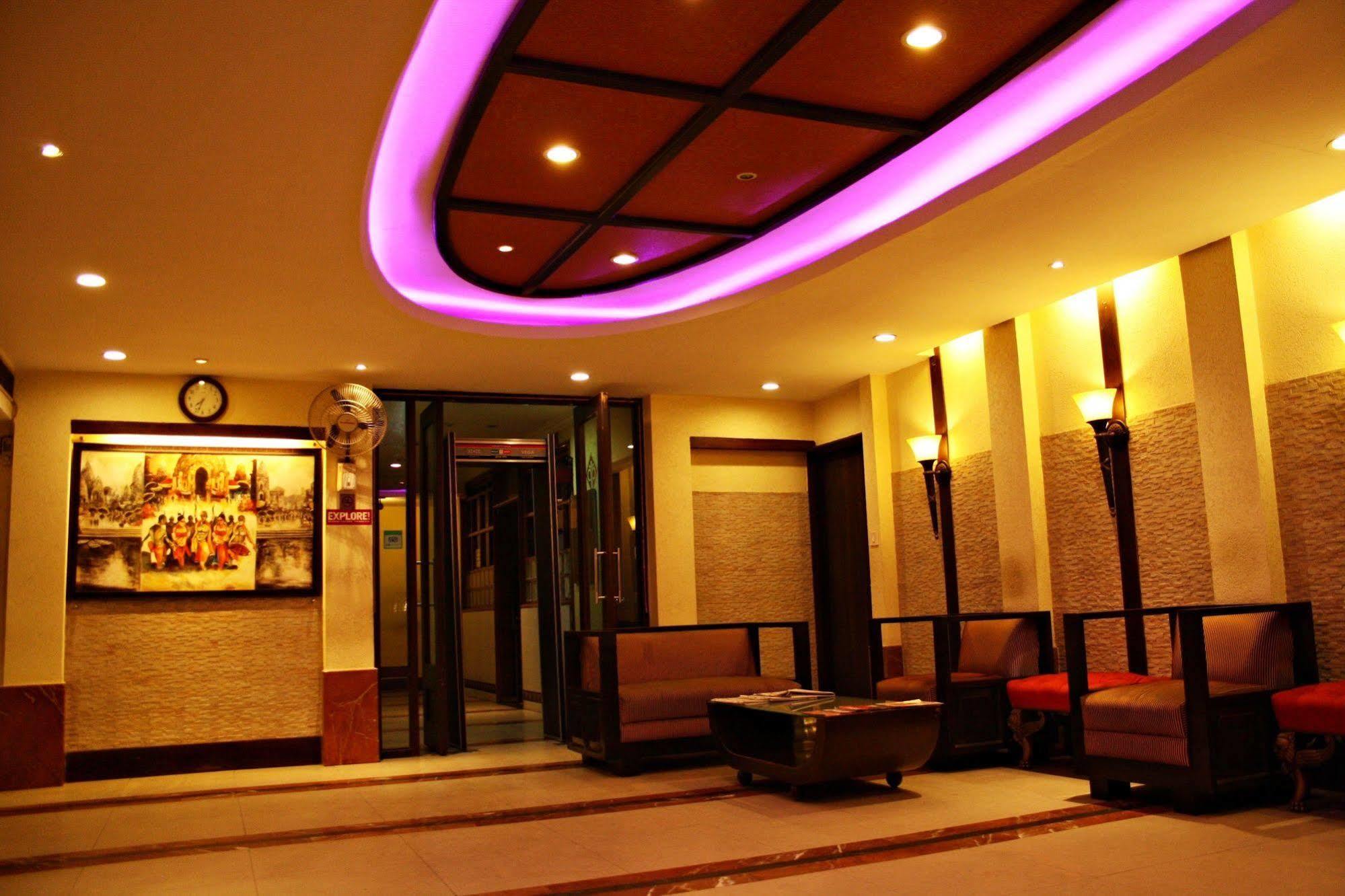 Hotel Pooja Palace Ню Делхи Екстериор снимка