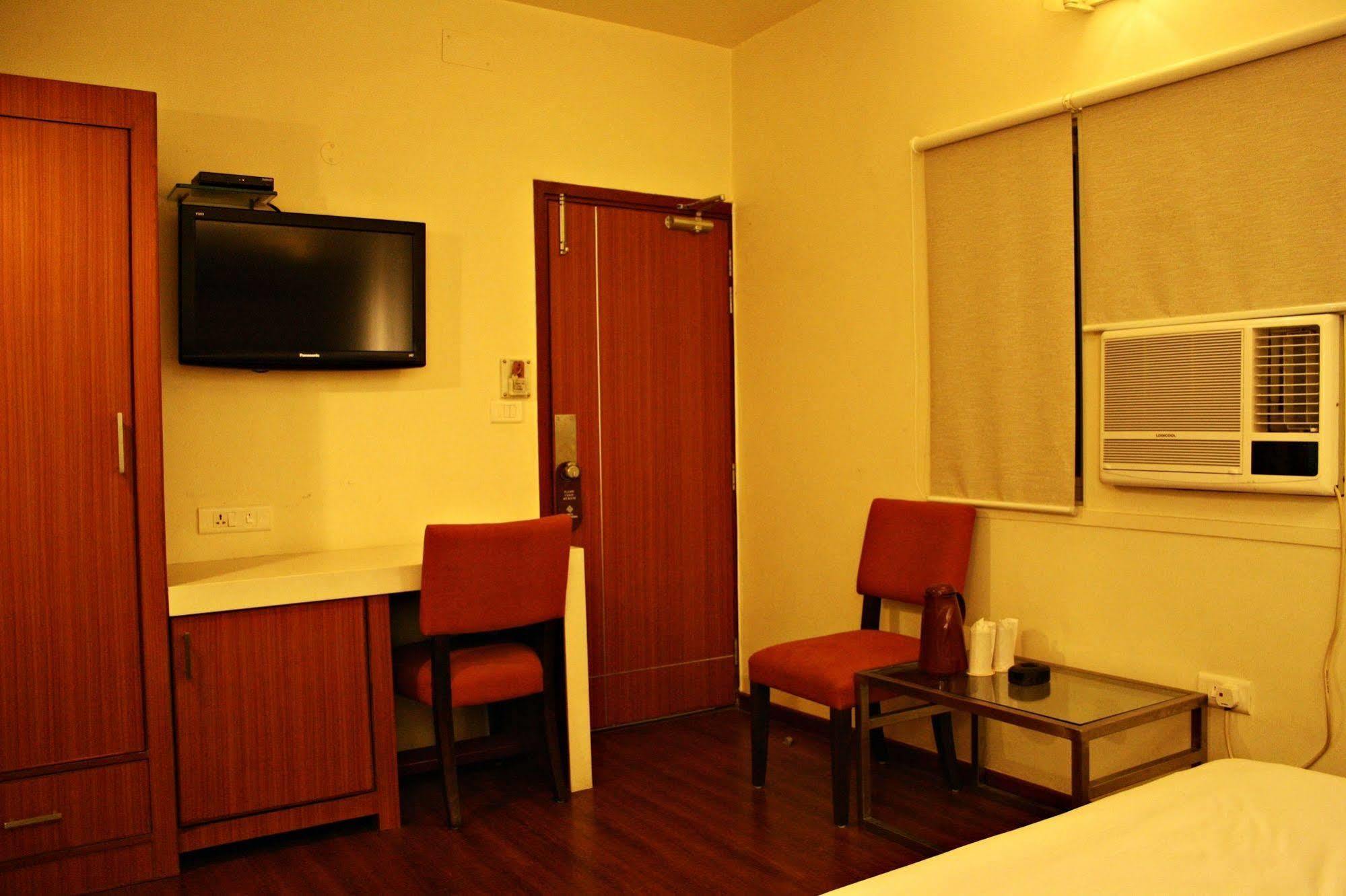 Hotel Pooja Palace Ню Делхи Екстериор снимка