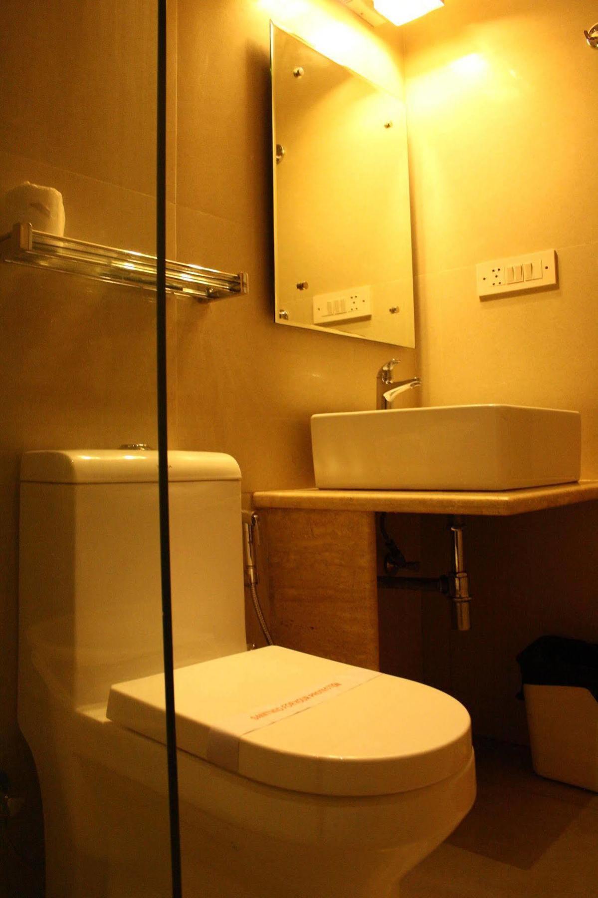 Hotel Pooja Palace Ню Делхи Екстериор снимка