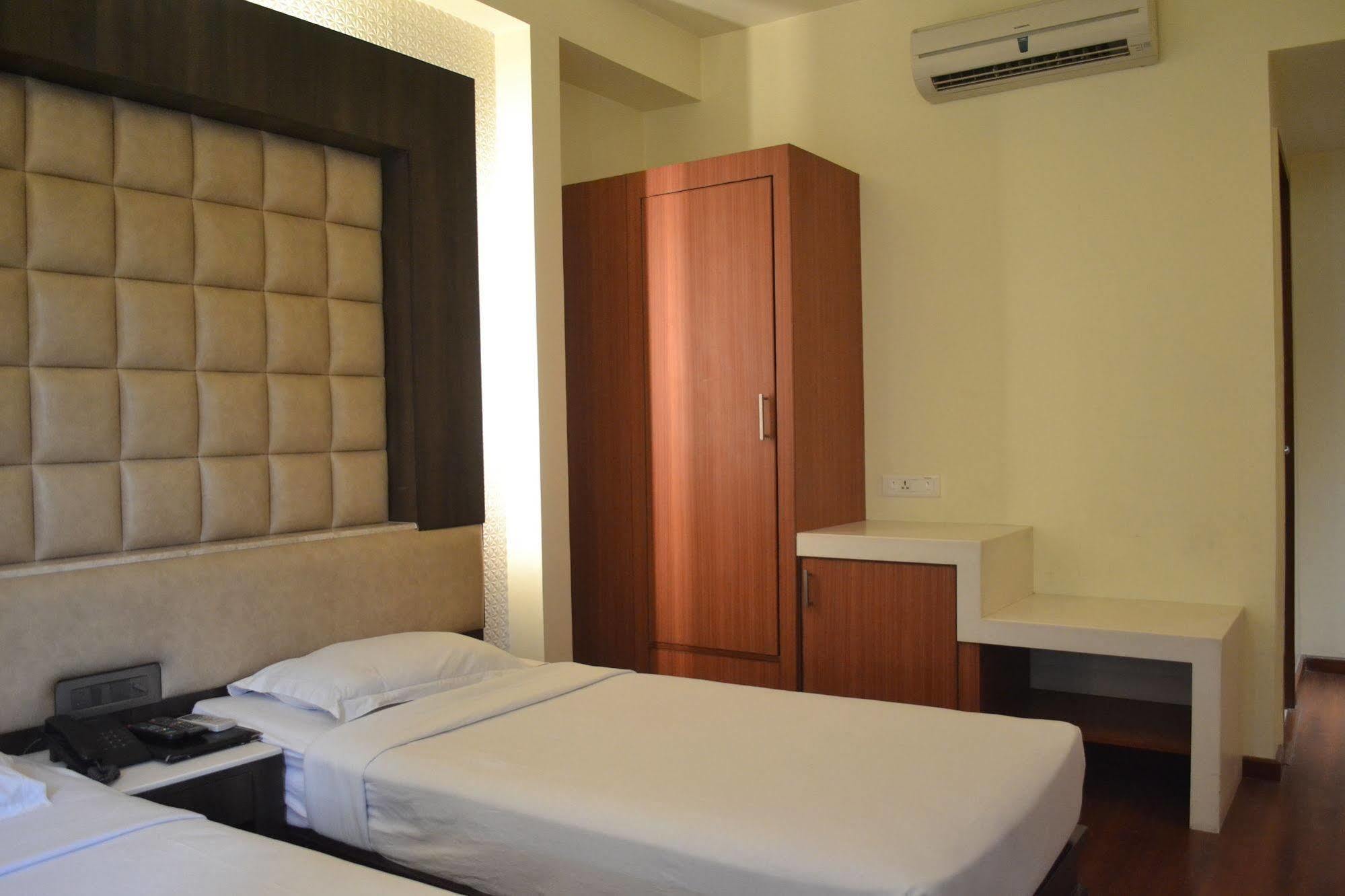 Hotel Pooja Palace Ню Делхи Екстериор снимка