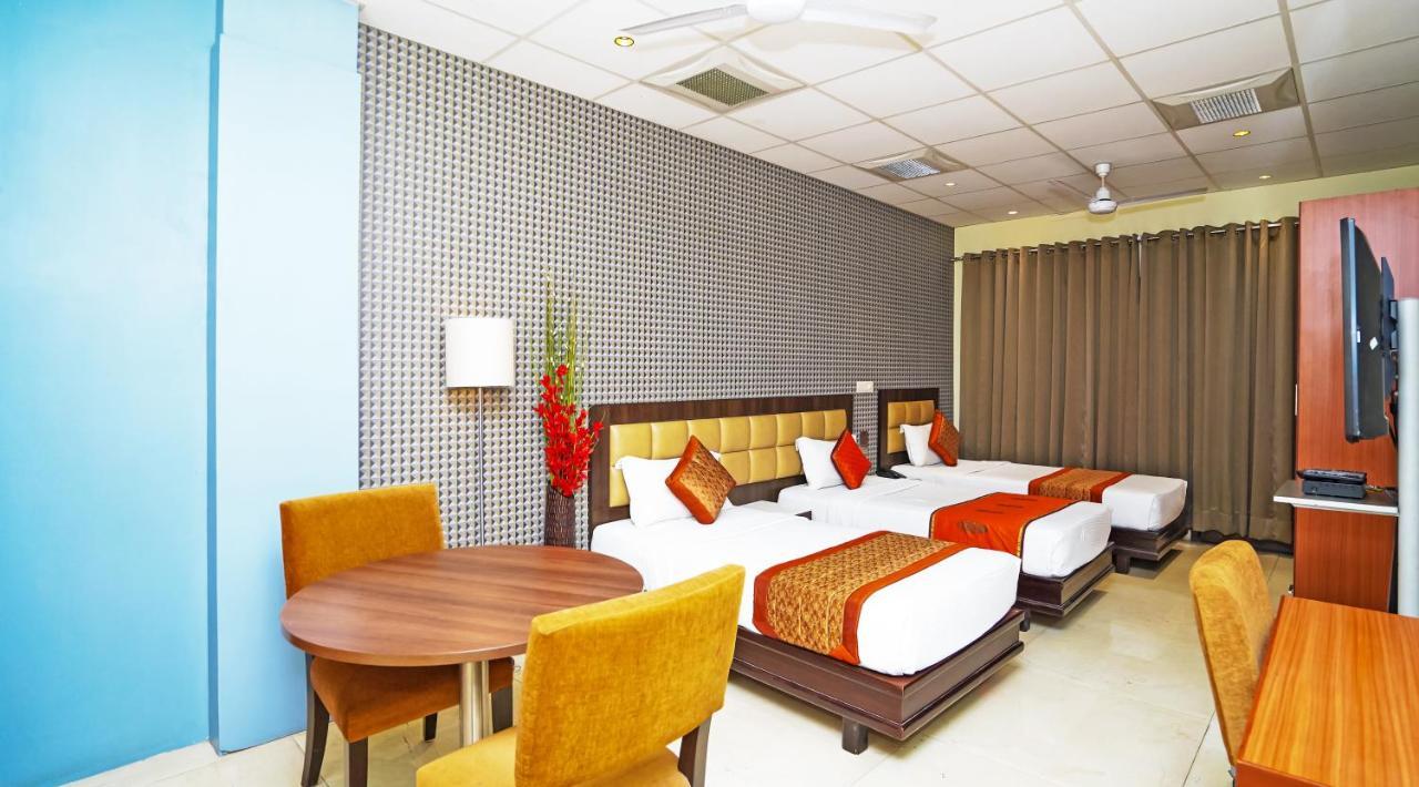 Hotel Pooja Palace Ню Делхи Екстериор снимка