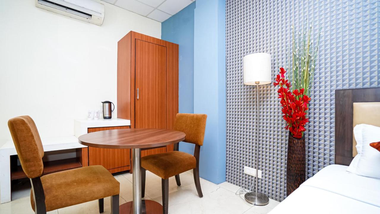 Hotel Pooja Palace Ню Делхи Екстериор снимка