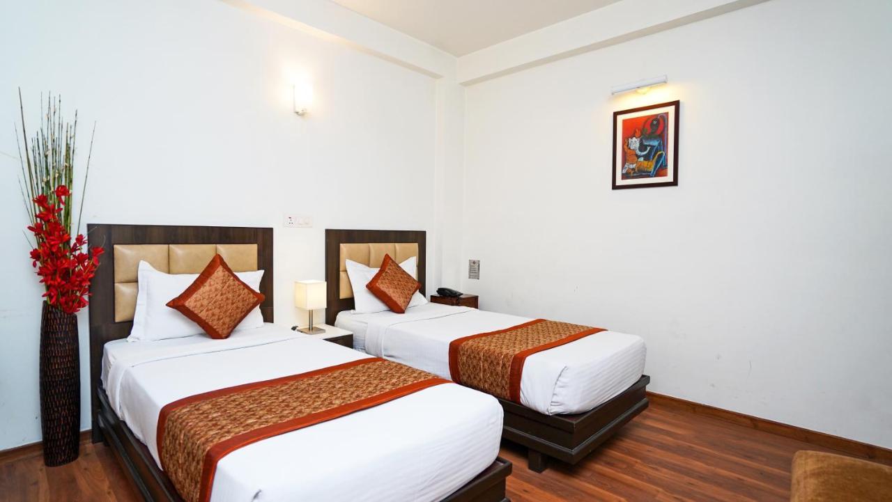 Hotel Pooja Palace Ню Делхи Екстериор снимка