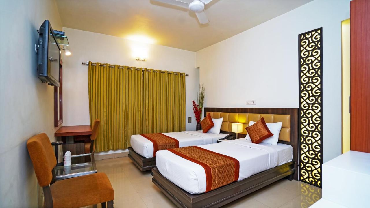 Hotel Pooja Palace Ню Делхи Екстериор снимка