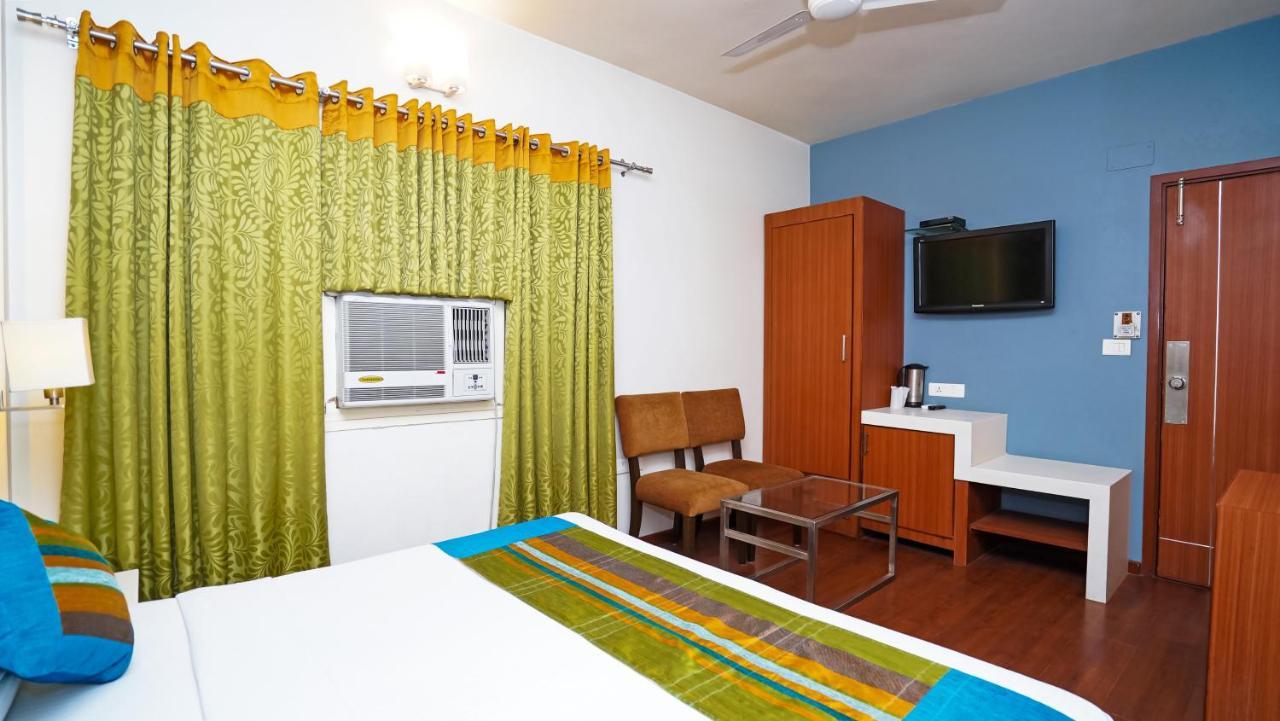 Hotel Pooja Palace Ню Делхи Екстериор снимка