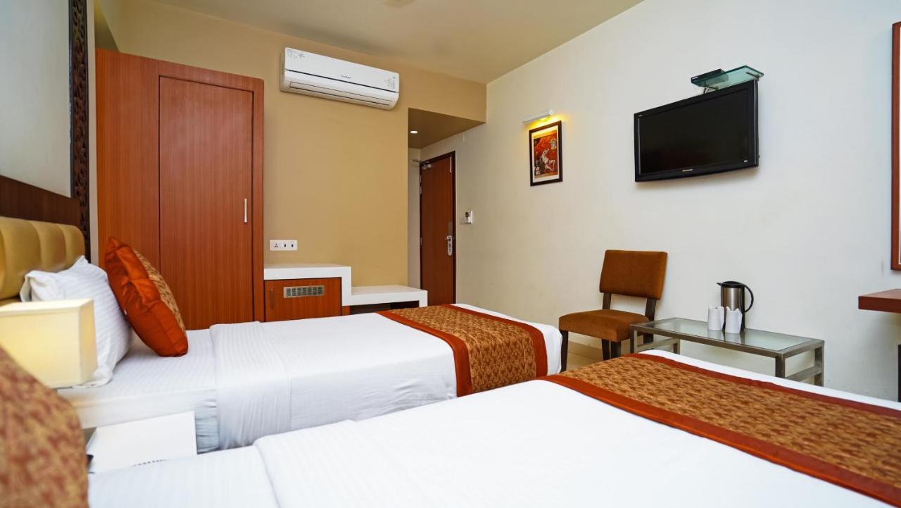 Hotel Pooja Palace Ню Делхи Екстериор снимка