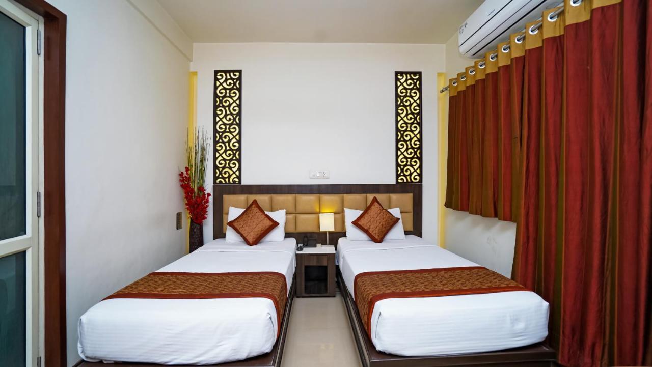 Hotel Pooja Palace Ню Делхи Екстериор снимка