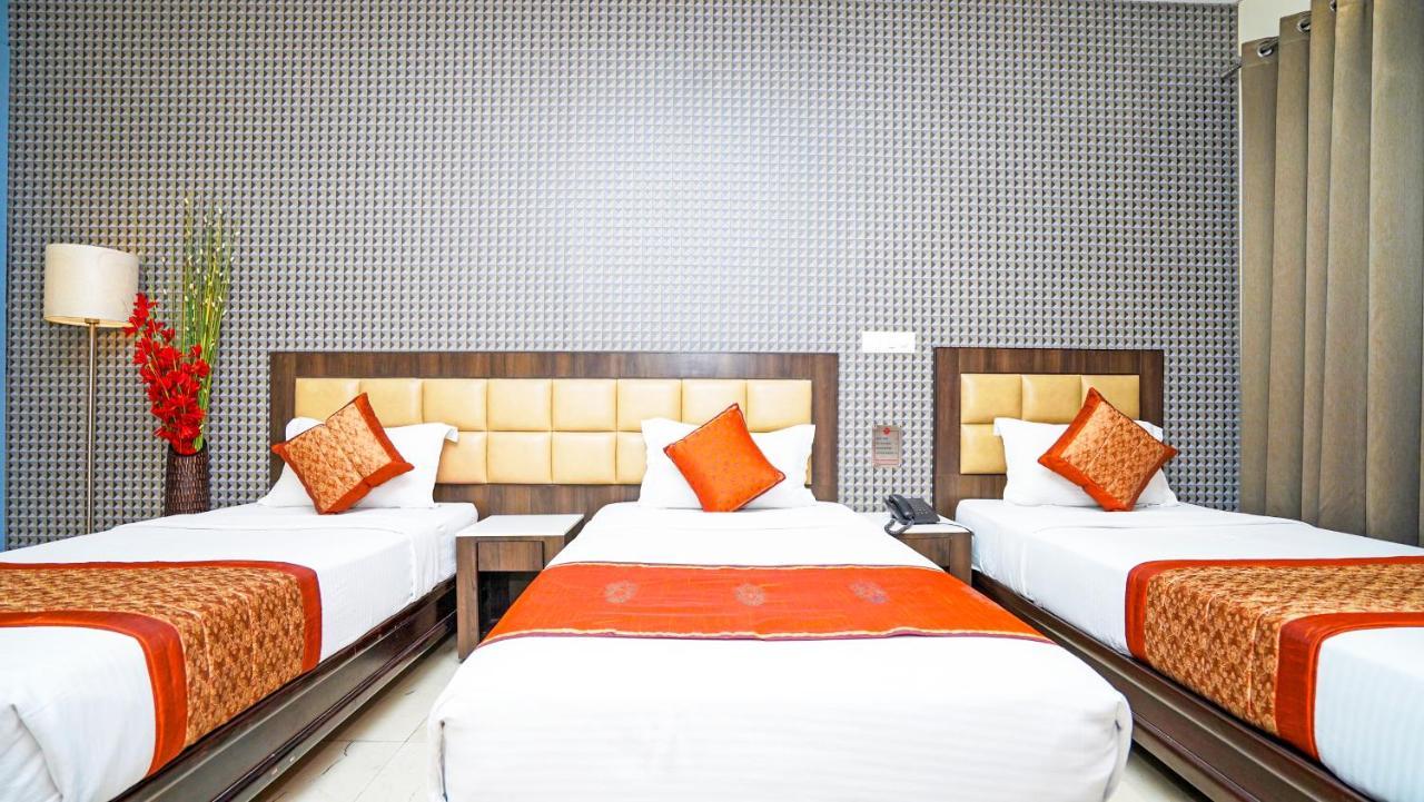 Hotel Pooja Palace Ню Делхи Екстериор снимка
